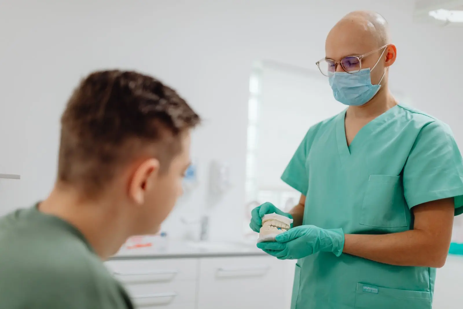 Dentista conversando com o paciente antes do atendimento